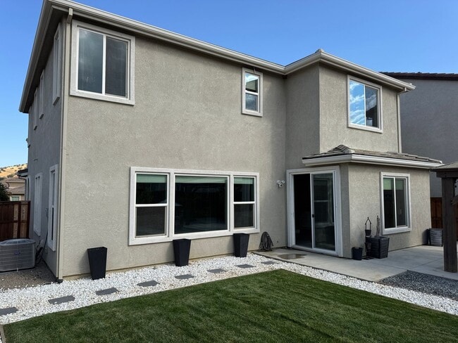 Building Photo - NOW AVAILABLE!! BEAUTIFUL HOME IN GATED CO...