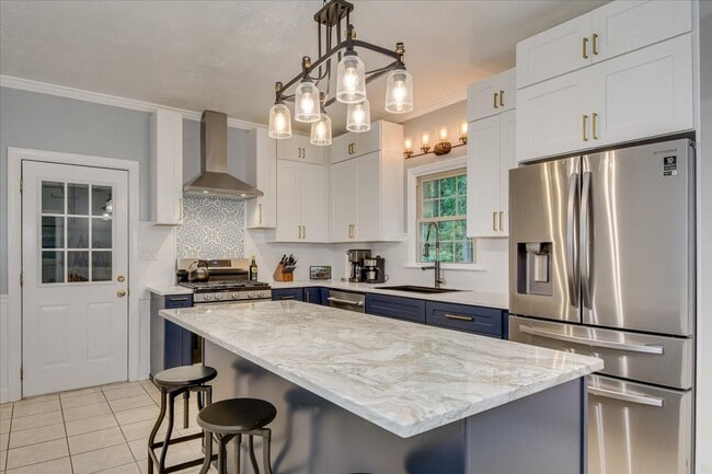 Building Photo - 4 bedroom 3 full bathroom home in heart of...