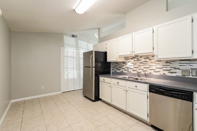 Building Photo - 2845 Collins Ave