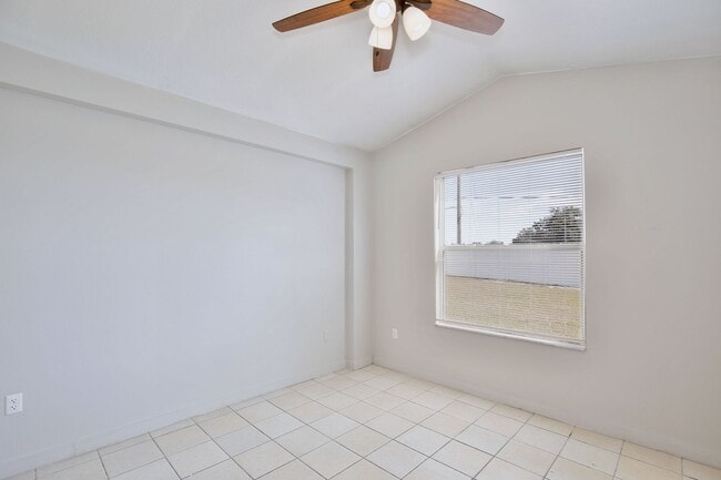 Building Photo - Spacious 3/2 with 2-Car Garage Home in Louisa Pointe Community - Clermont!
