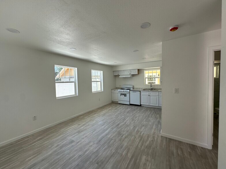 Building Photo - 616 S Van Ness Ave