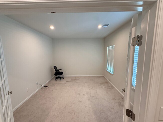 Building Photo - Like New home in Monroe