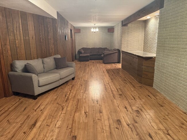 Building Photo - Updated 3BR Home in Prime Wauwatosa Locati...
