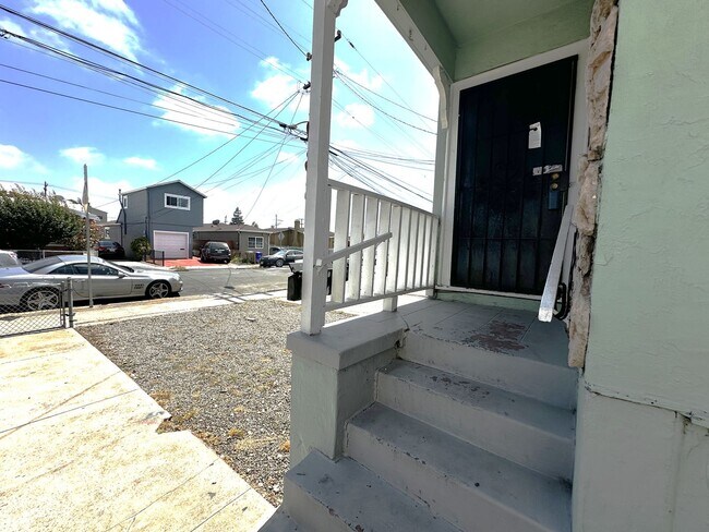 Building Photo - 2 BED/1 BATH/Home For RENT! Cozy, and Char...