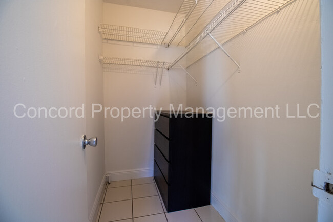 Building Photo - FURNISHED EFFICIENCY in Sailboat Bend with...