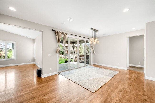 Building Photo - Luxury 4BD, 4BA Backcountry Home with Fenc...