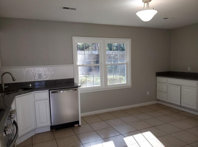 Building Photo - 3 BR/ 1 BA Ranch Style Home in Summerville!