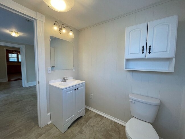 Building Photo - Huge Vintage Home in South Hill