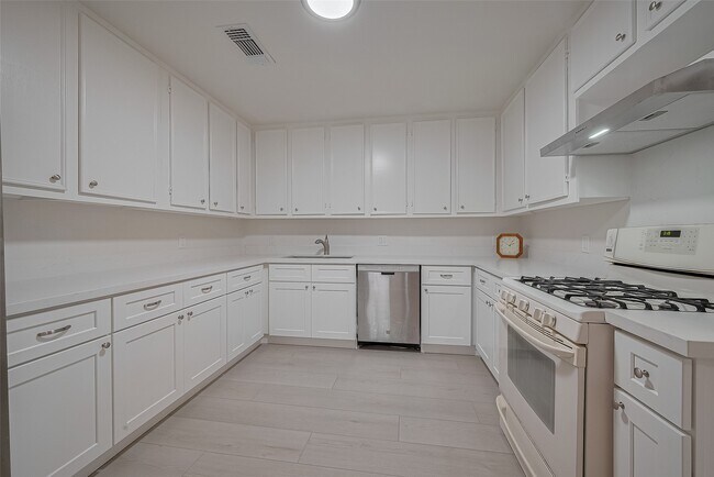 Building Photo - 8715 Guinevere St