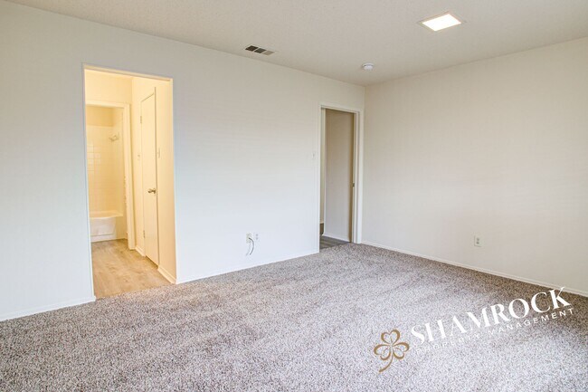 Building Photo - Duplex in Midway ISD!