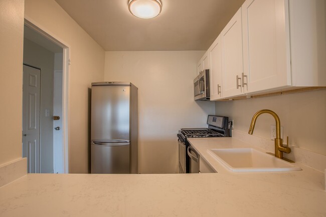 Building Photo - Lovely Studio Condo Unit in Dupont Circle!