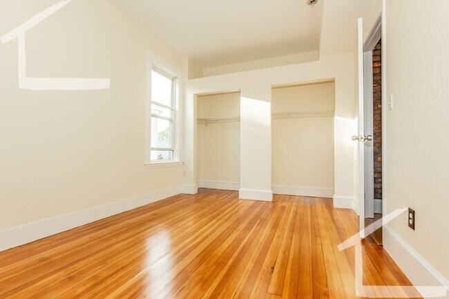 Building Photo - No Brokers Fee, Pets Friendly, Eat-in Kitchen, Big Bedrooms, Laundry on a Site