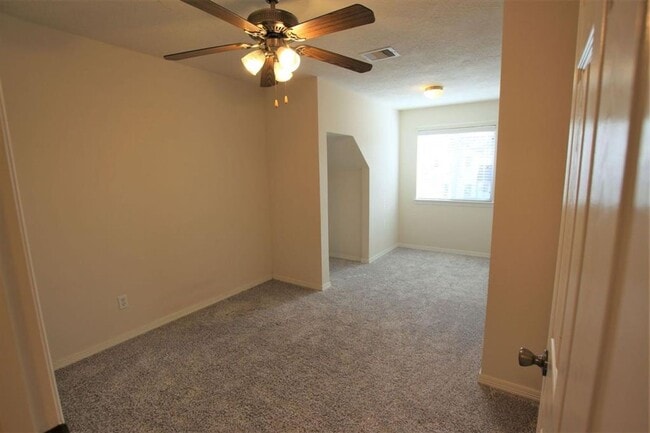 Building Photo - NICE 3 BEDROOM 2.5 BATH HOME IN HUMBLE