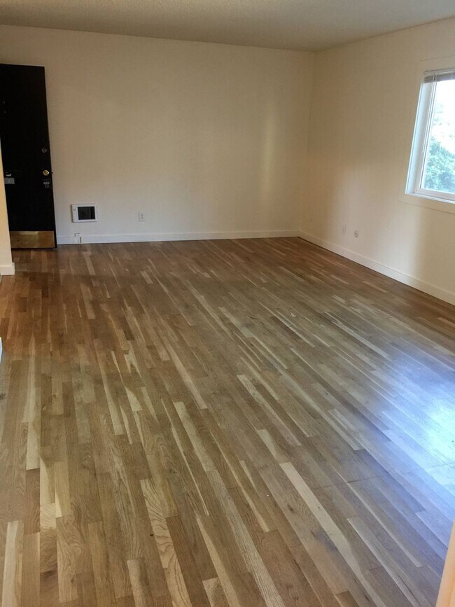 Building Photo - Great location! Dishwasher, hardwoods, on ...