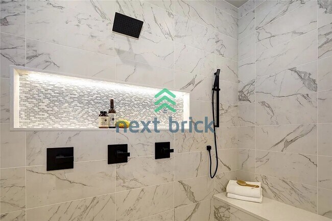 Building Photo - Luxurious 5-Bed, 5-Bath Oasis in Bellevue's Prime Location!