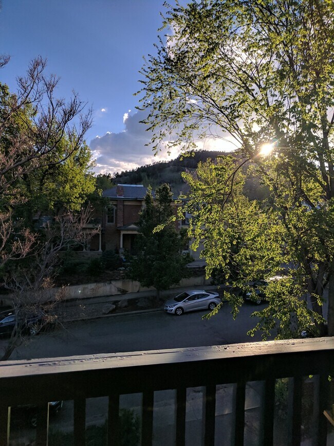 Building Photo - 2bed/1bath Condo on West Pearl - Available August 6th!