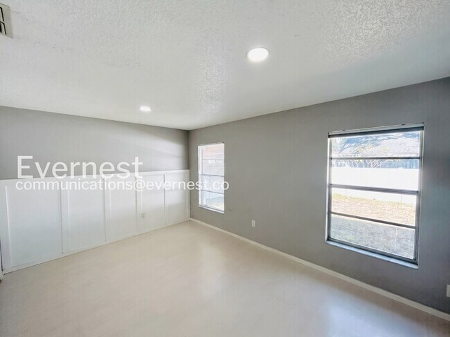 Building Photo - 3 Bed, 2 Bath Home with Fenced Yard / Pet-Friendly / Vouchers Accepted / Available Now!