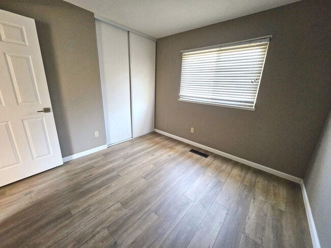 Building Photo - Beatifully updated 3 bedroom, 2 bath home ...