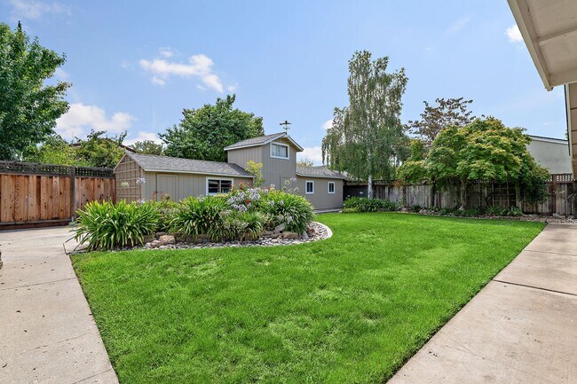 Building Photo - Spacious Single-Family Home in Great Location!