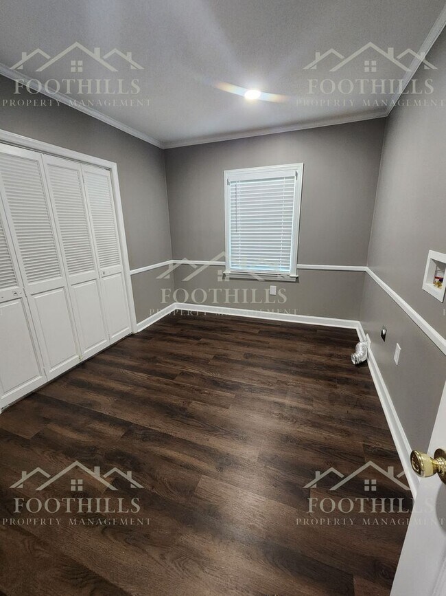 Building Photo - 3-Bedroom Home with Fresh Updates and Fenc...