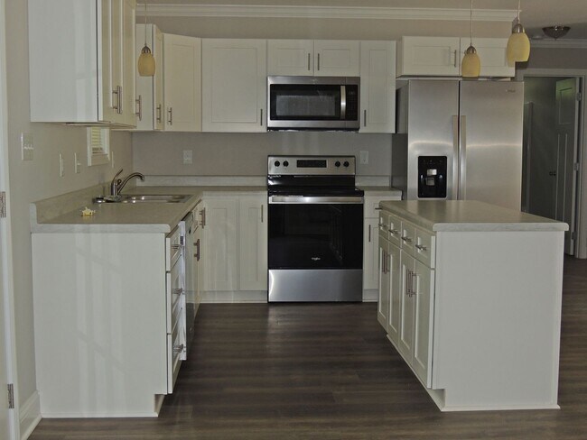 Building Photo - NOW AVAILABLE-  Charming Home in Maryville...