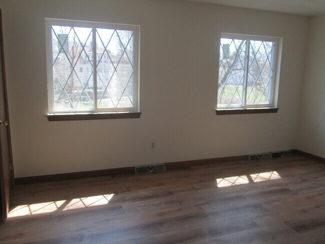 Building Photo - 114 Clark St