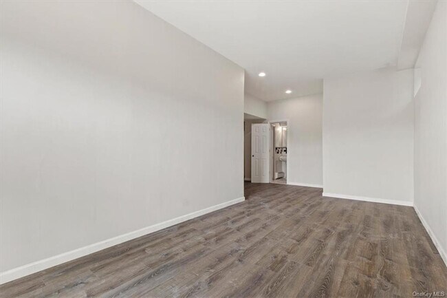 Building Photo - 131 Maple Ave