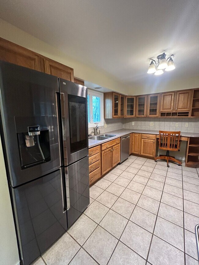 Building Photo - 3 bedroom, 3 bath house located in Park Forest