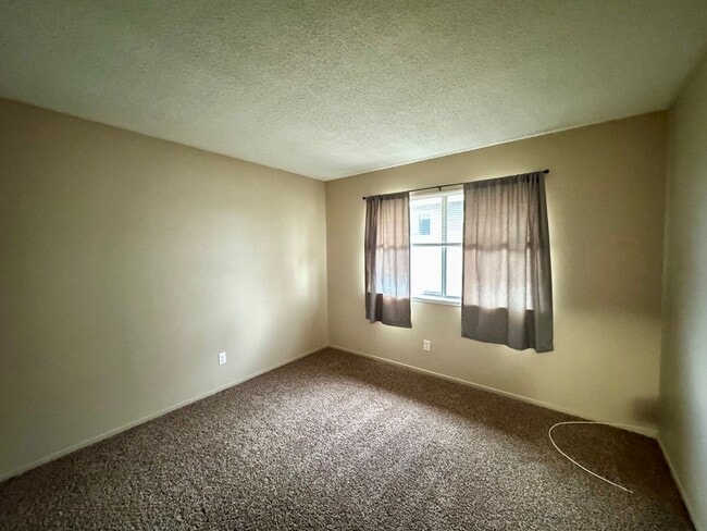 Building Photo - Cozy condo in Auburn