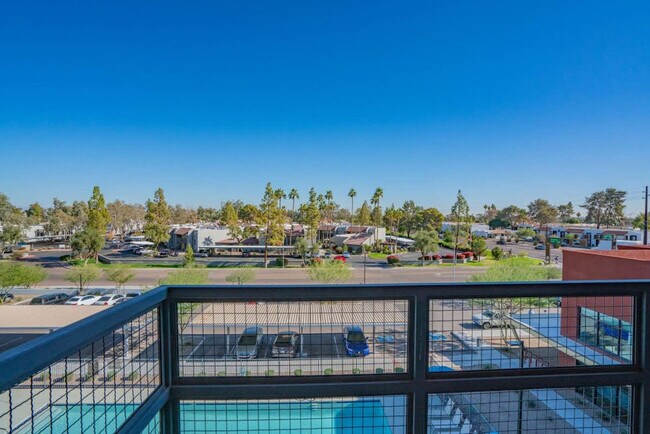 Building Photo - 1890 S Country Club Way