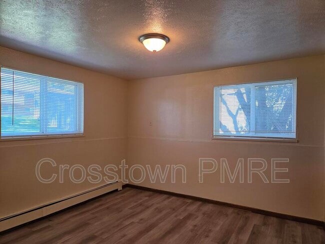 Building Photo - 1012 N Van Buren Ave