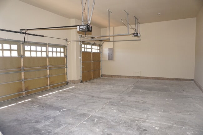 Building Photo - LUXURY PATIO HOME IN DISTRICT 20 SHOWING B...
