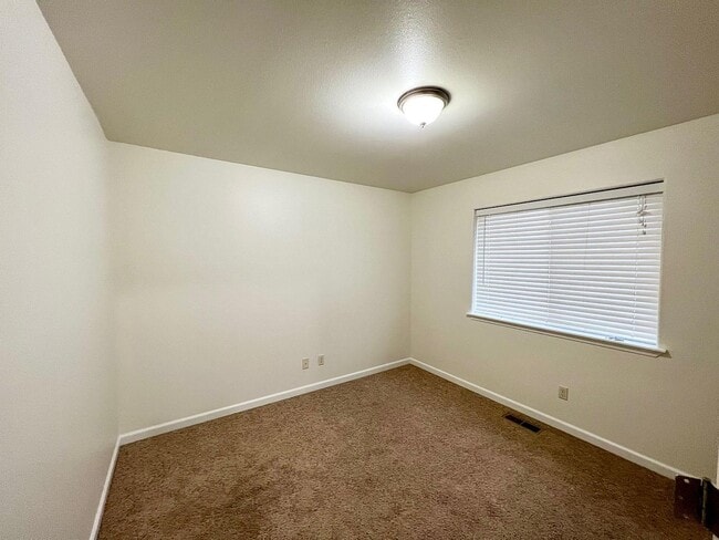 Building Photo - 902 Fawn Cir