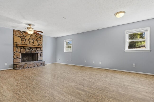 Building Photo - Spacious 3BR Home Close to Post, Schools & Shopping