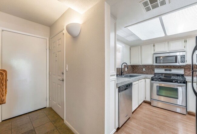 Building Photo - Resort-Style Living in a Gated Northwest Las Vegas Community!
