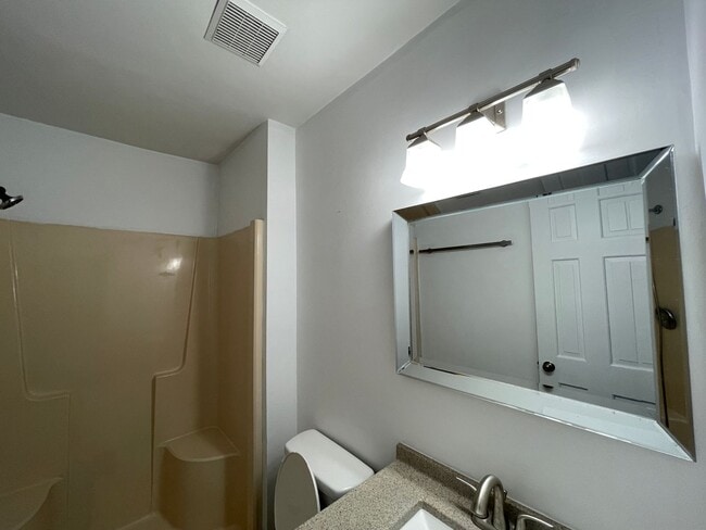 Building Photo - 3 bedroom townhome! Fenced backyard.