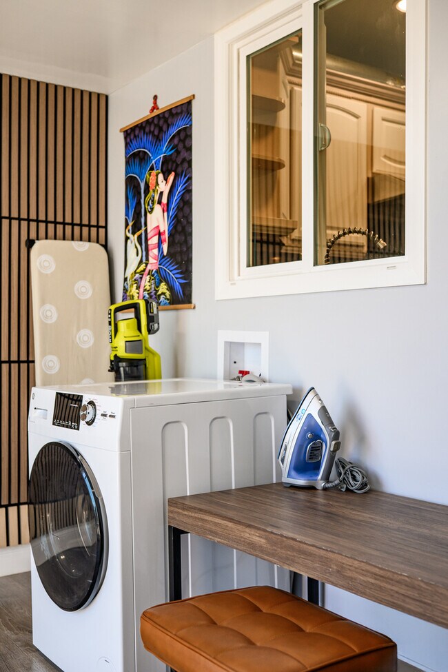 Building Photo - 1250 Stratford Ln