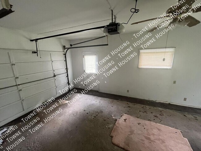 Building Photo - 493 Northfield Dr