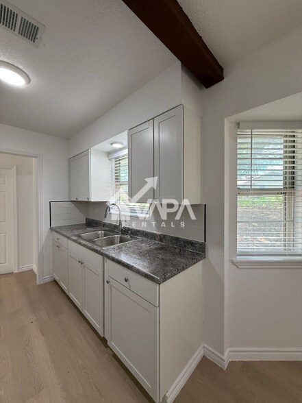 Building Photo - 7215 Hickory Grove Dr