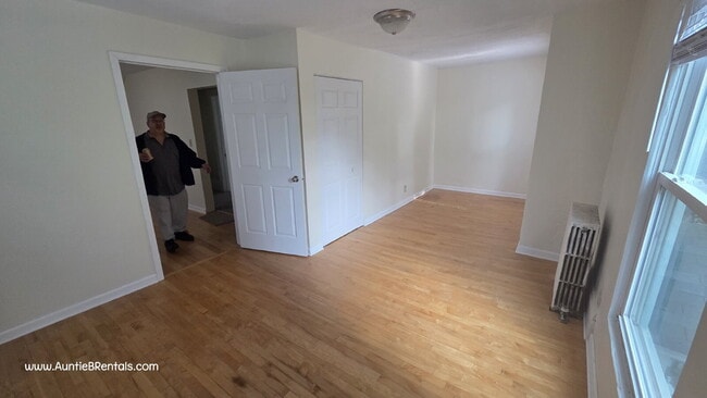Building Photo - Freshly painted 4 bed Duplex in South Minn...