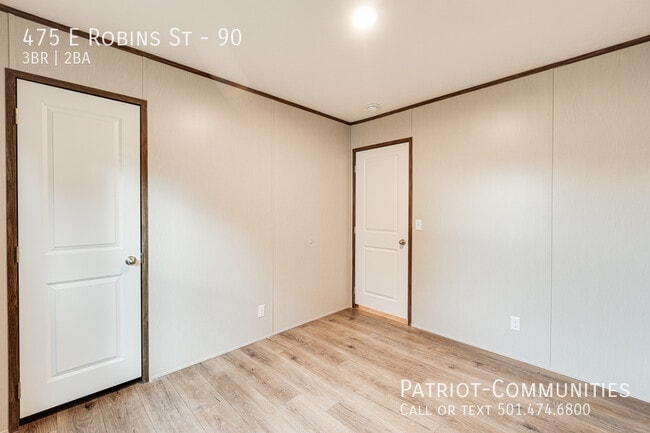 Building Photo - 475 E Robins St