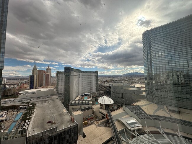 Building Photo - Furnished Studio on The Strip