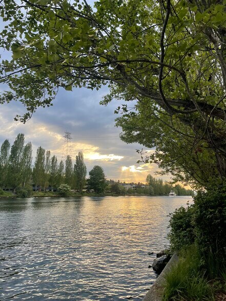 Burke Gilman / Fremont canal and bus dist. 10-15 min walk - 4345 4th Ave NW
