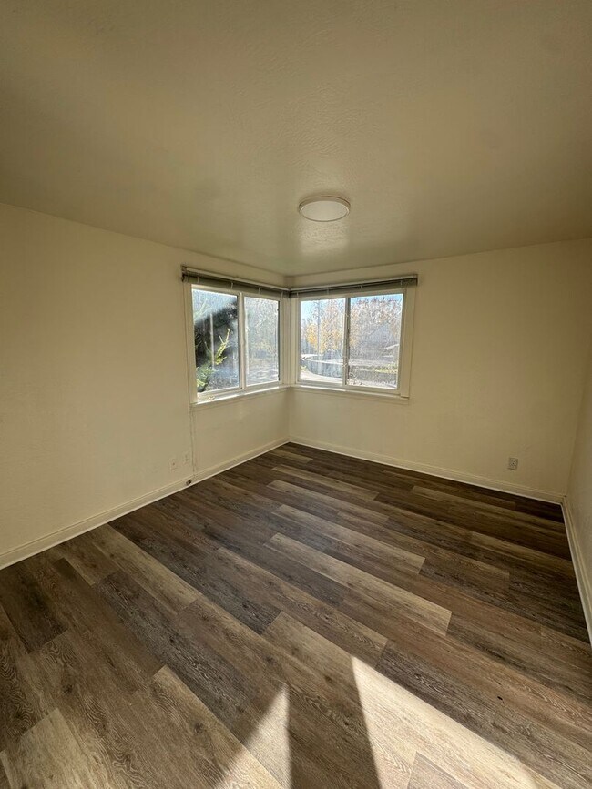 Building Photo - 1752 W 11th Ave