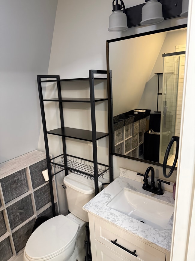 Building Photo - Modern Detached (ADU) Efficiency Apartment