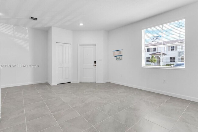 Building Photo - 2661 SE 28th St