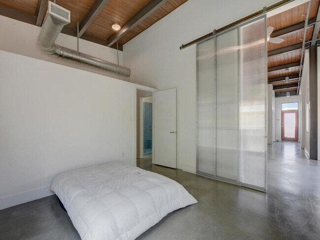 Building Photo - 2205 N Lamar Blvd