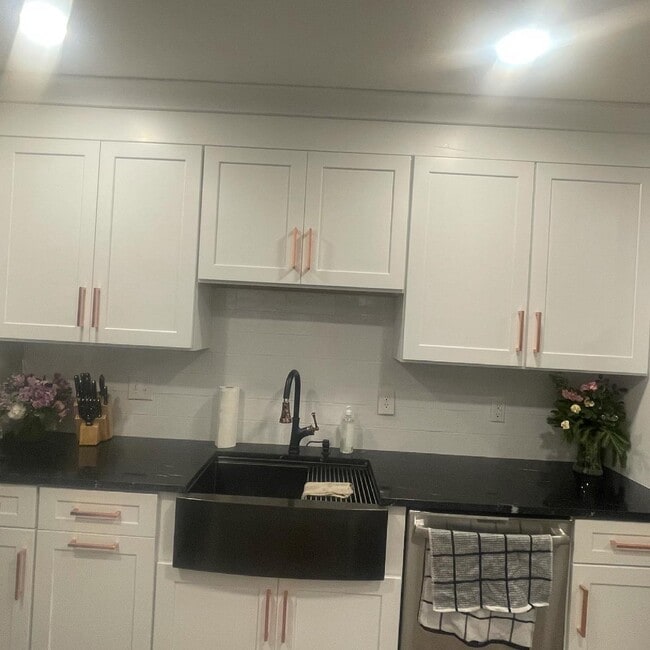 Building Photo - 6718 Deep Creek Dr