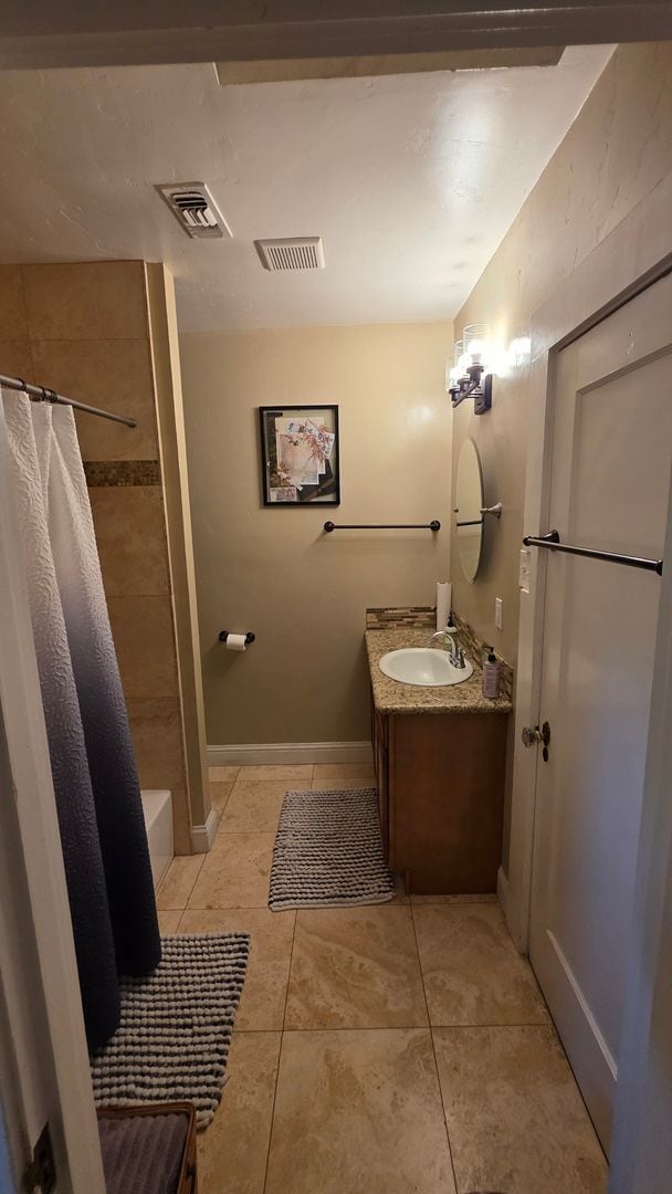 Building Photo - SHORT OR LONG TERM FURNISHED East Sac home...