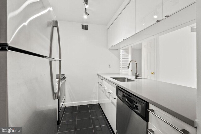 Building Photo - 601 24th St NW